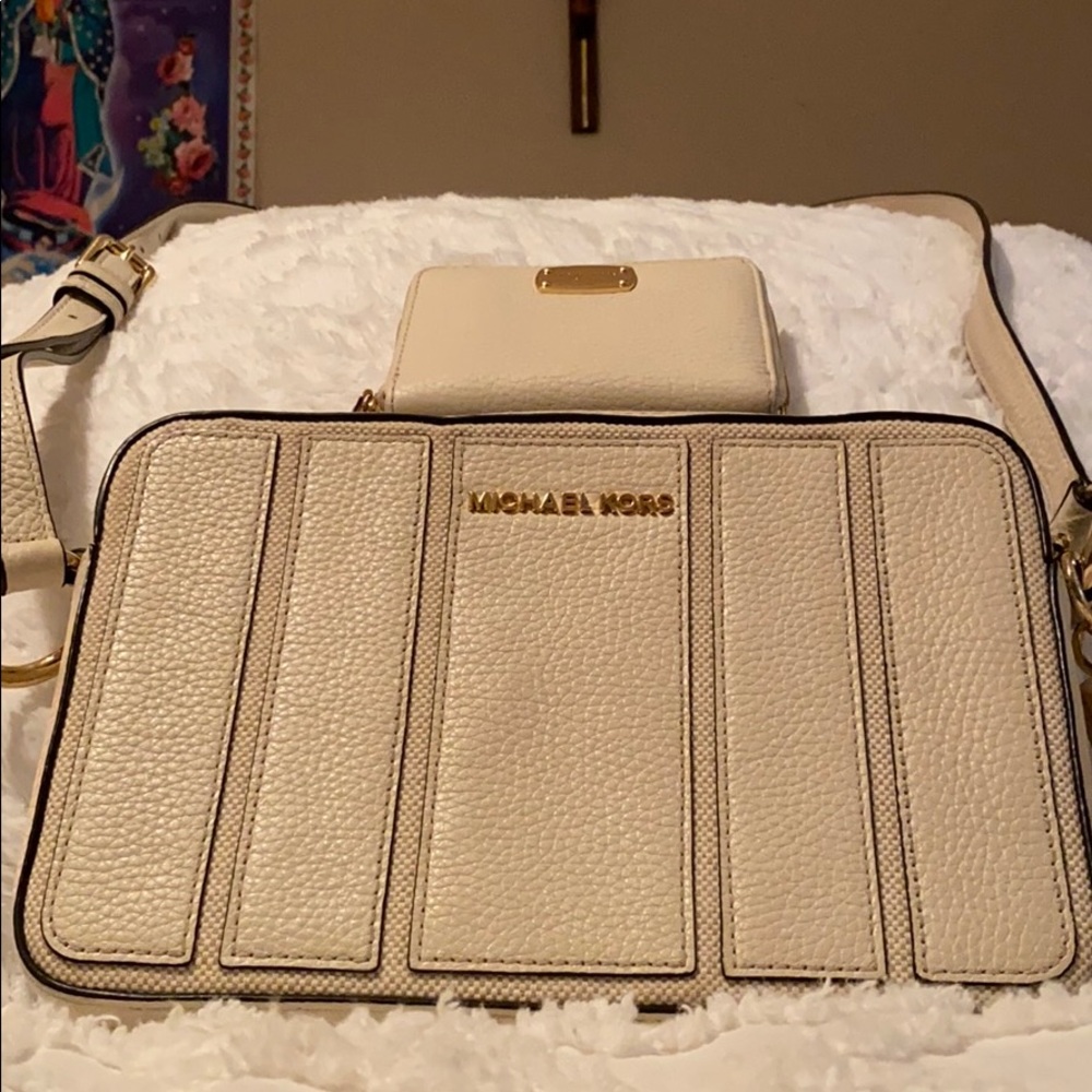 Good condition Michael Kors purse with wallet